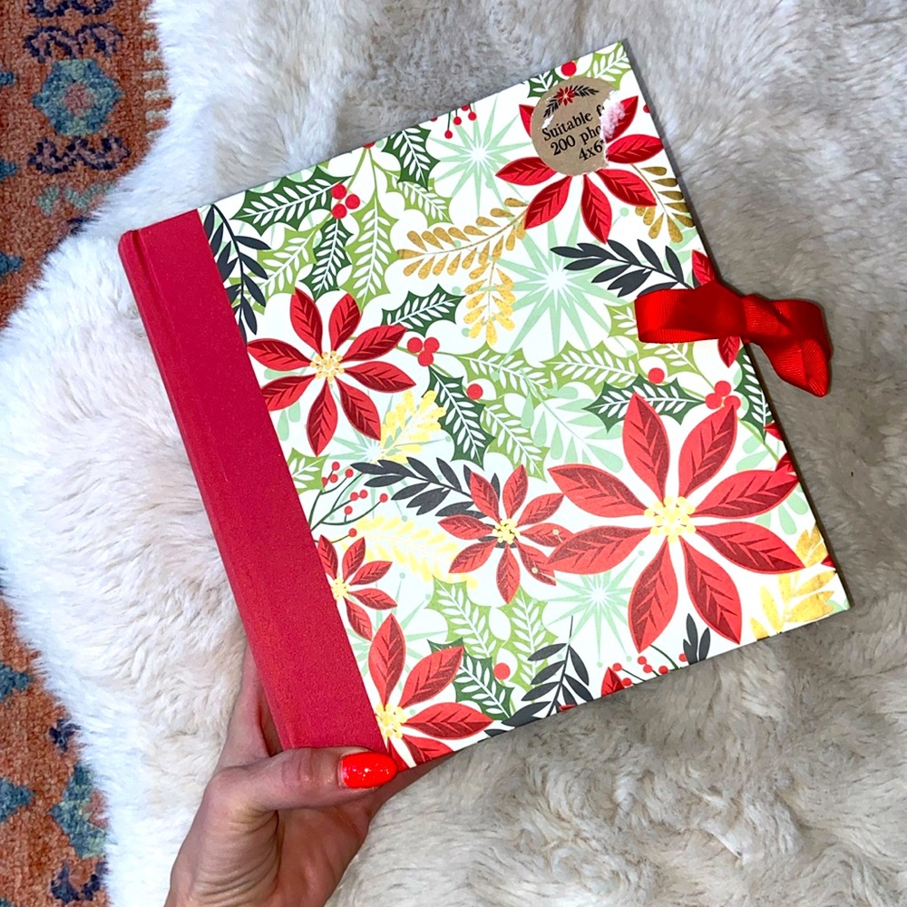 Paper chase Christmas gift photo album fits 200 4x6” photos poinsettia holiday